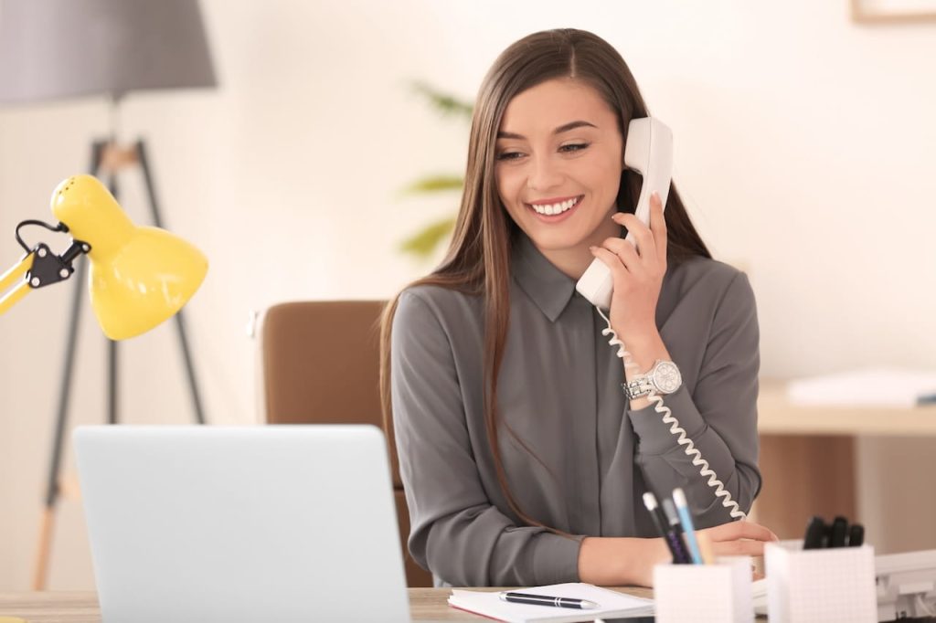 woman using VoIP seamlessly at her desk like a landline